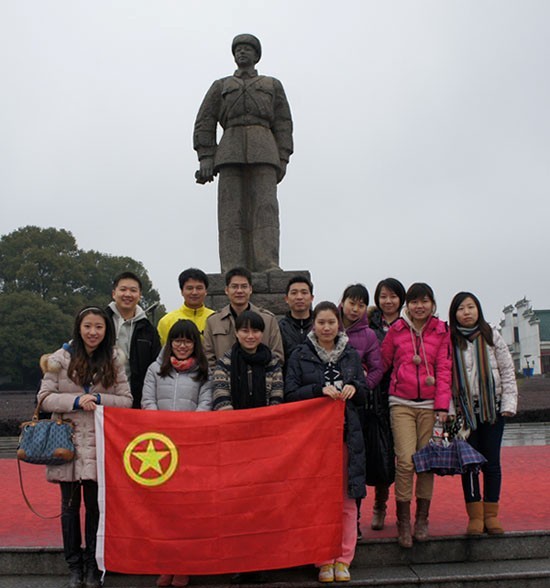 “学雷锋，献爱心”——中国共产主义青年团乐动网页版-乐动(中国)官方
发展集团股份有限公司委员会开展慰问贫困学生助学活动
